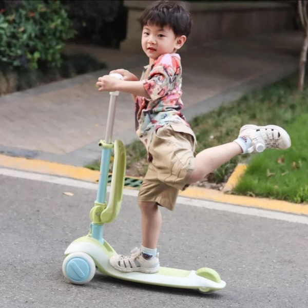 Mideer Katlanabilir 2'si 1 Arada Işıklı Scooter Yeşil